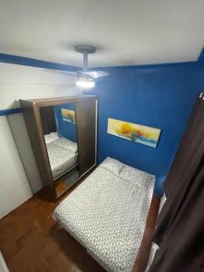 里约热内卢Apartamento na Zona Sul Carioca的小房间设有镜子和一张双层床