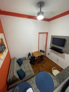 里约热内卢Apartamento na Zona Sul Carioca的带沙发和平面电视的客厅