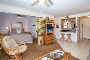 怀卢库Suite Maui Paradise Condo的一间卧室设有一张床和一间客厅。