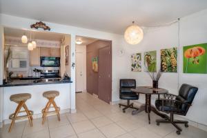 怀卢库Suite Maui Paradise Condo的厨房以及带桌椅的用餐室。