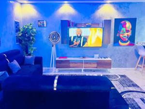 姆布尔appartement meublé avec spa jacuzzi的蓝色的客厅配有沙发和电视