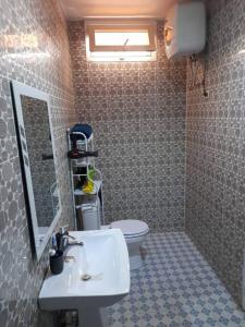 姆布尔appartement meublé avec spa jacuzzi的一间带水槽和卫生间的浴室