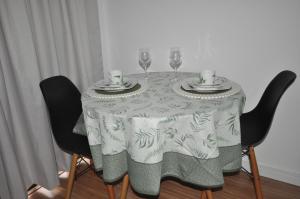 波苏斯-迪卡尔达斯Studio no centro的一张桌子,上面放有两杯酒和桌布