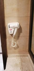伊尔比德七天酒店的挂在墙上的白色电话