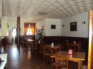 科迪加纳埃尔塞顿酒店的一间设有木桌和椅子的餐厅