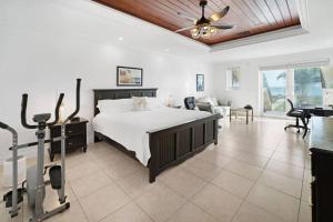 自由港市Paradise Retreat, A Tropical Oceanfront Villa的一间卧室设有一张床和一间客厅。