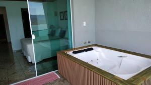 伊利亚贝拉Suites na Casa da Praia的带浴缸的浴室