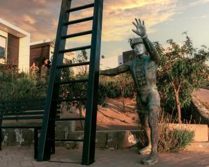 瓜达鲁佩镇La Cima del Valle的登梯的男人的雕像