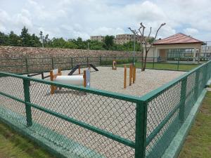 蓬塔卡纳Pool Breeze 202的公园内带游乐场设备的链条围栏