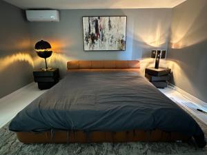 洛杉矶Vista Bliss Retreat-Private Room的一间卧室配有一张大床和两盏灯。