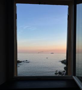 热那亚La Perla di Boccadasse的海景窗户
