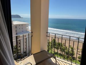 雅科Jaco Oceanfront Condo #1119 in a Luxury Resort的享有海滩美景的阳台
