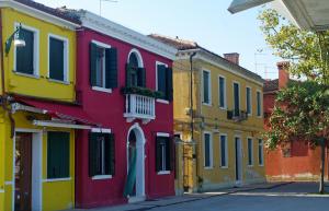 布拉诺岛Casa degli Artisti的街上一排色彩缤纷的房屋