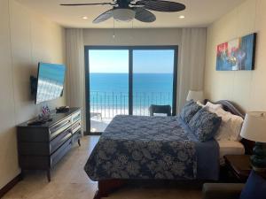 雅科Jaco Oceanfront Condo #1119 in a Luxury Resort的一间卧室配有一张床,享有海景