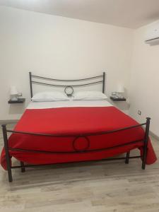 卡塔尼亚Loft Home Sweet Home的卧室内的红色床,带有白色的墙壁