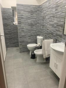 卡塔尼亚Loft Home Sweet Home的浴室设有2个卫生间和水槽