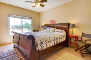 博雷戈斯普林斯Borrego Springs Stargazing Home with Mtn Views的一间卧室配有一张带吊扇和窗户的床。