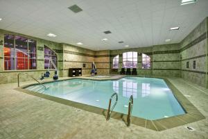 博伊西博伊西希尔顿惠庭套房酒店的大房间的一个大型游泳池