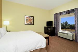 Tucker温菲尔德希尔顿恒庭酒店的酒店客房设有床和窗户。