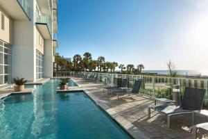 默特尔比奇Hilton Grand Vacations Club Ocean 22 Myrtle Beach的游泳池位于酒店的阳台上