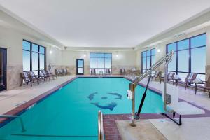 俄克拉何马城俄克拉荷马城汉普顿酒店及套房 - 南部的大楼内的一个蓝色海水游泳池