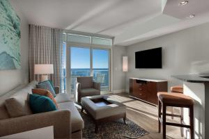 默特尔比奇Hilton Grand Vacations Club Ocean 22 Myrtle Beach的带沙发和电视的客厅