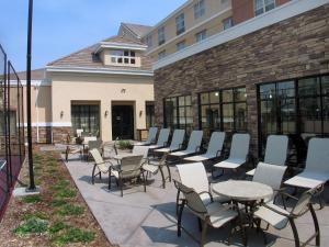 Cordelia JunctionHomewood Suites by Hilton Fairfield-Napa Valley Area的一组桌椅,位于大楼前