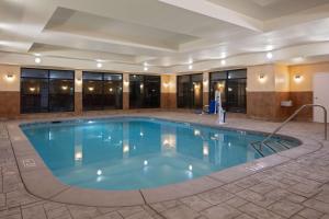 Cordelia JunctionHomewood Suites by Hilton Fairfield-Napa Valley Area的在酒店房间的一个大型游泳池