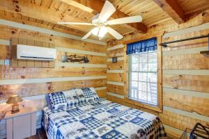 Bean StationNoes Rest Wheelchair-Friendly Cherokee Lake Cabin的一间卧室配有一张床和吊扇