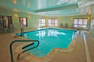 汉普顿汉普顿酒店--纽波特纽斯的在酒店房间的一个大型游泳池