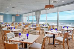 默特尔比奇Royale Palms Condominiums的一间带桌椅的海景餐厅