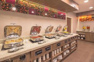 蒙特雷Hampton by Hilton Monterrey Galerias Obispado的在餐厅里享用自助餐,那里提供许多食物