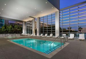 洛杉矶圣莫尼卡汉普顿酒店及套房的一座建筑物中央的游泳池