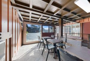 太平洋丛林Clarion Collection Wilkie's Inn Pacific Grove - Monterey的带阳台的带桌椅的房间
