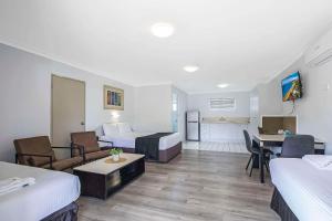 布里斯班北布里斯班舒适宾馆（正式名为卡苏丁棕榈）的酒店客房带两张床和一个客厅