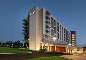南迈阿密Hilton Miami Dadeland的酒店大楼前面有路灯