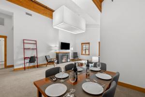 莱文沃思Klonaqua的一间带桌椅和壁炉的用餐室