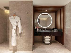 新加坡Fairmont Singapore的浴室挂在墙上,有长袍