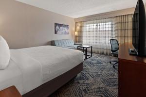 斯帕坦堡Best Western Spartanburg Northwest的配有一张床和一张书桌的酒店客房