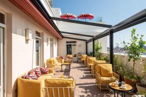 马德里Hotel Montera Madrid, Curio Collection By Hilton的庭院里摆放着桌椅