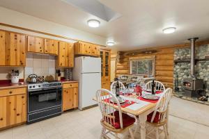 莱文沃思Bear Ridge Cabin的厨房配有桌子和白色冰箱。