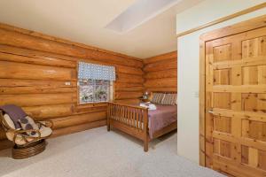 莱文沃思Bear Ridge Cabin的一间卧室设有床、窗户和门