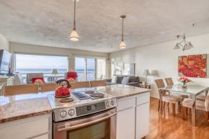 新港Nye Beach Searenity的一间厨房和海景用餐室