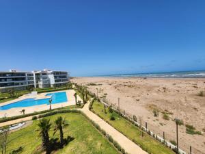 西迪拉哈尔Sidi Rahal Blue View, Beachfront wide seaview with pool的从度假村的阳台上可欣赏到海滩景色