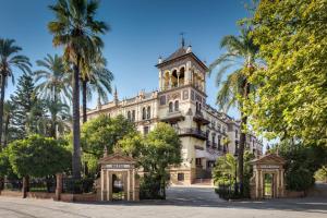 塞维利亚Hotel Alfonso XIII, a Luxury Collection Hotel, Seville的一座建筑的顶部有一个钟楼