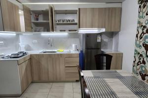 阿雷基帕Casa elegante y con terraza的一间带水槽和冰箱的小厨房