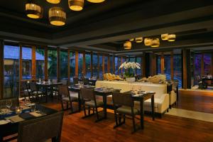 努沙杜瓦Amarterra Villas Resort Bali Nusa Dua, Autograph Collection的用餐室设有桌椅和窗户。