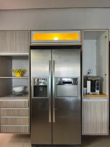 马卡帕Casa Almirante Premium的厨房里的不锈钢冰箱