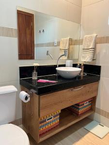 马卡帕Casa Almirante Premium的一间带水槽和镜子的浴室