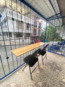 圣罗莎德卡瓦尔Apartaestudio Santa Rosa de Cabal Calle 16B # 7-30 ALTOS DE LOS LAURELES - ESQUINA的大楼前的一张桌子和一把椅子